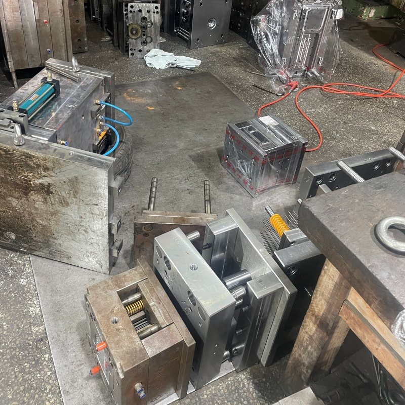 Custom Steel Injection Molds & Tooling